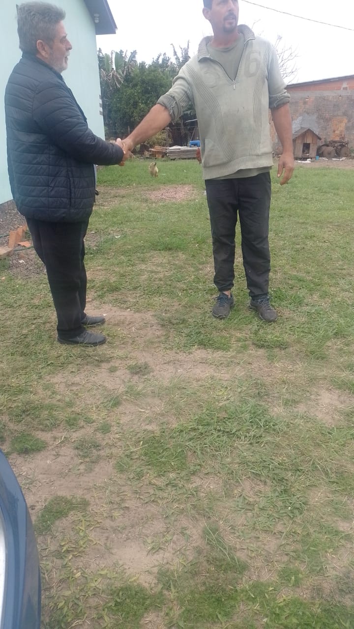 Alcir Marcos cumprimentando um morador