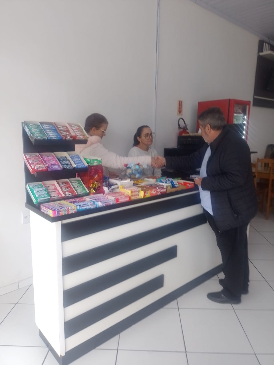 Alcir Marcos cumprimentando trabalhadoras do comércio