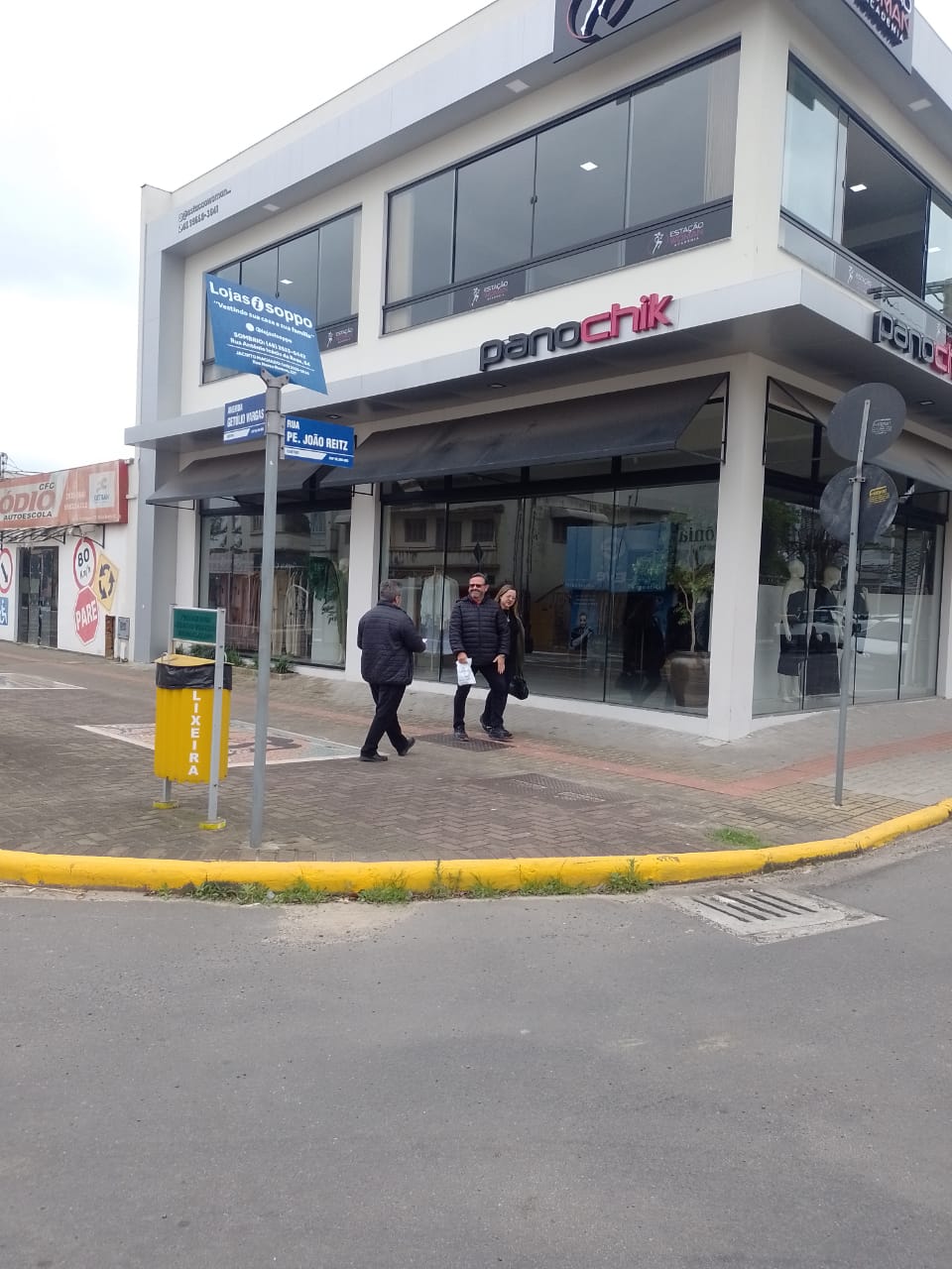 Alcir Marcos caminhando pelo centro da cidade