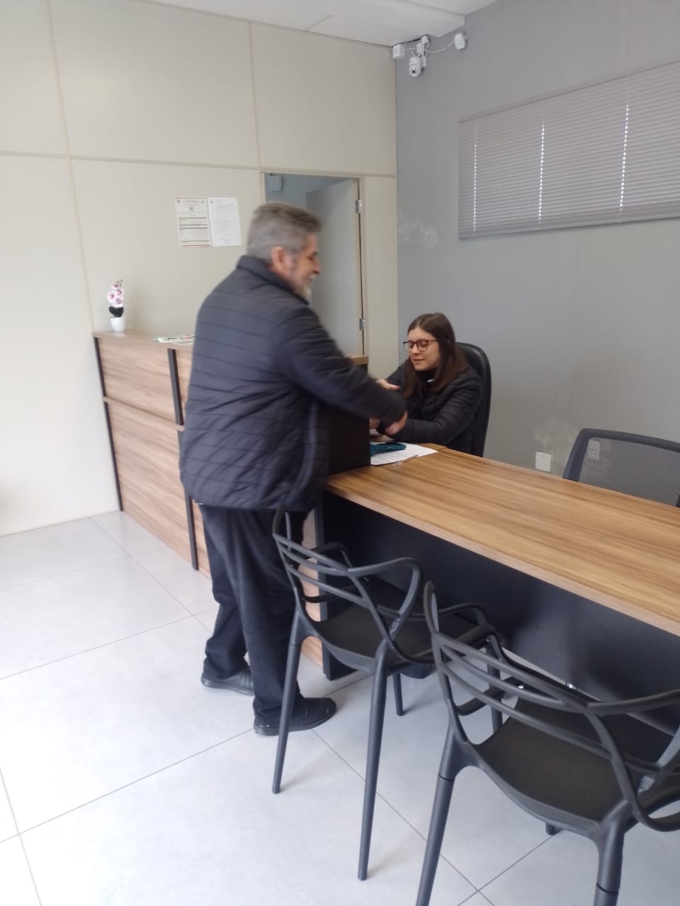 Alcir Marcos cumprimentando uma profissional durante atendimento