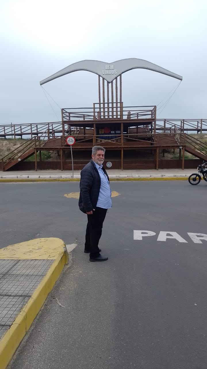Alcir Marcos em visita a uma comunidade do litoral
